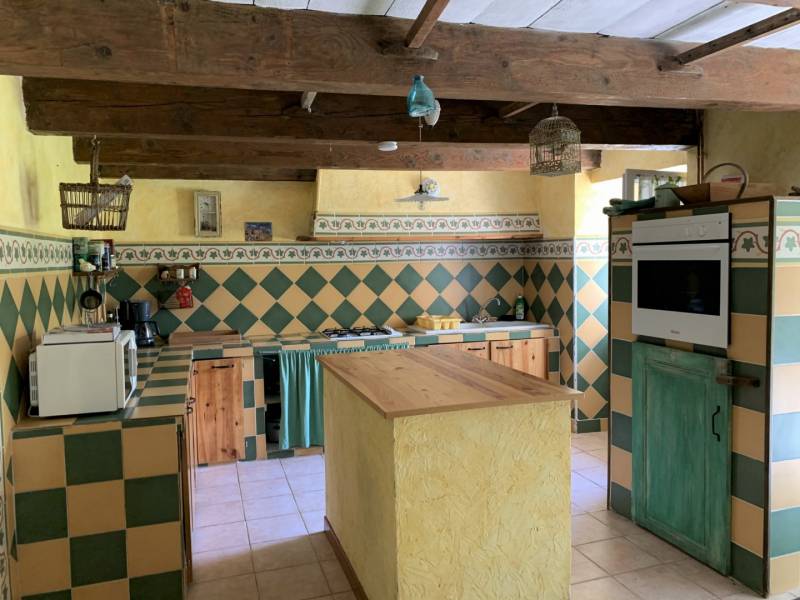 Maison en pierre dans bel environnement à vendre