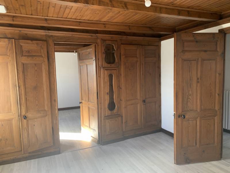 Maison mitoyenne avec jardin et dépendance en campagne du Mazet Saint Voy