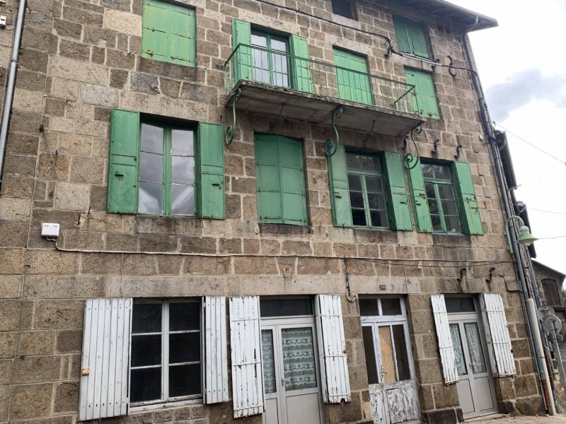 Immeuble à rénover au centre du village de Saint Agrève