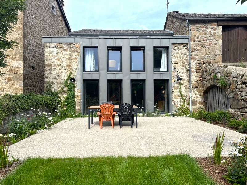 Maison de bourg entièrement rénovée avec jardin à Chenereilles