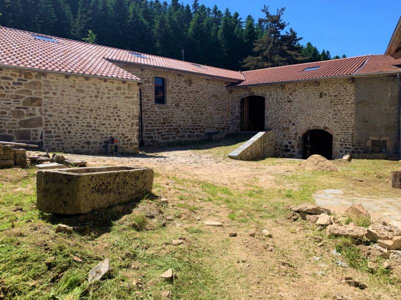 Propriété dans hameau isolé sur 6 000m² de terrain en campagne de St Bonnet