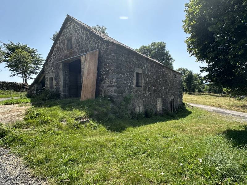 Ferme à rénover dans hameau sur 1 hectare à Mars