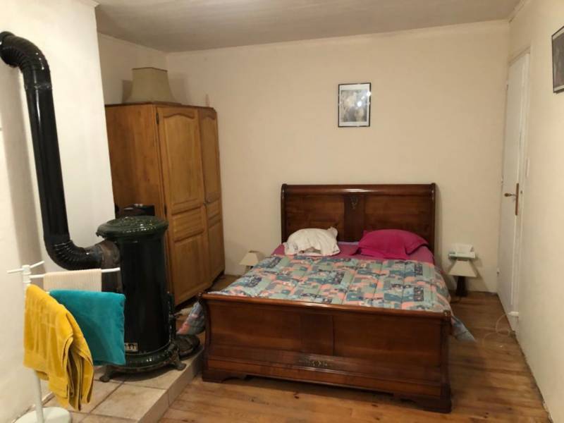 Ferme mitoyenne dans hameau aux Vastres