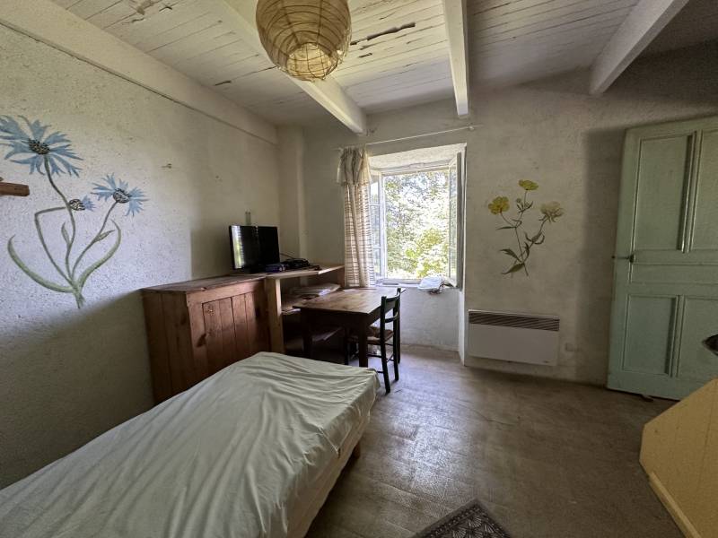 Ferme dans un hameau à rénover aux Vastres