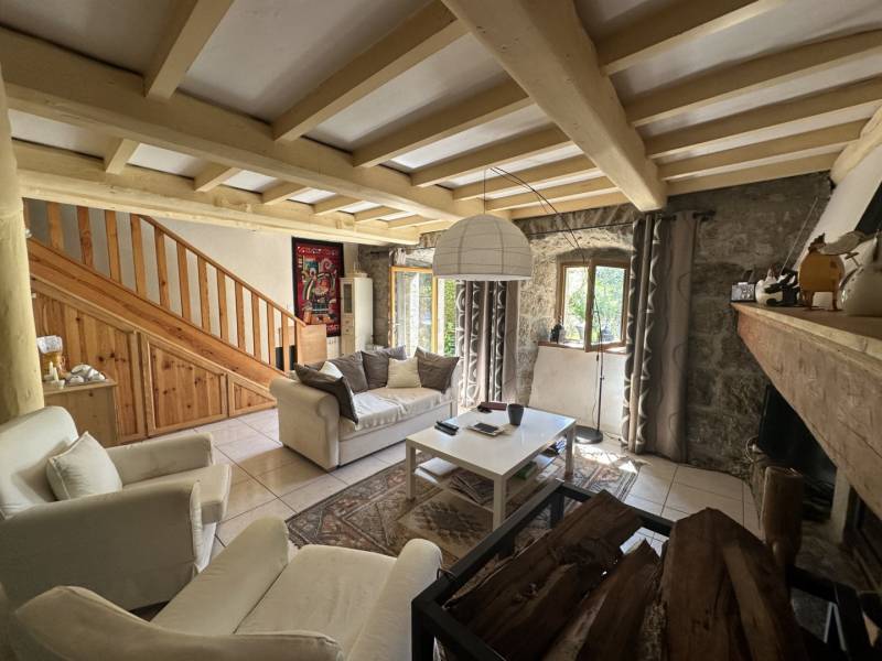 Coquette maison en pierre mitoyenne en campagne du Chambon sur Lignon