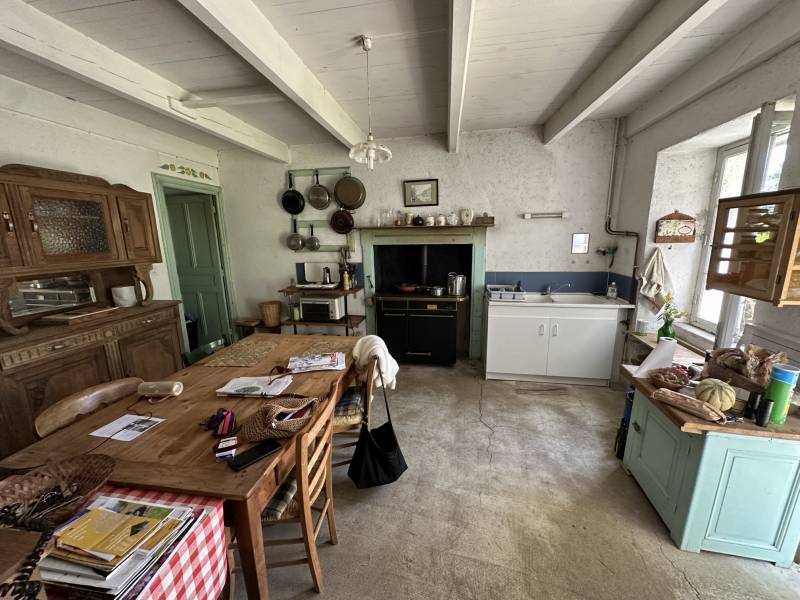 Ferme dans un hameau à rénover aux Vastres