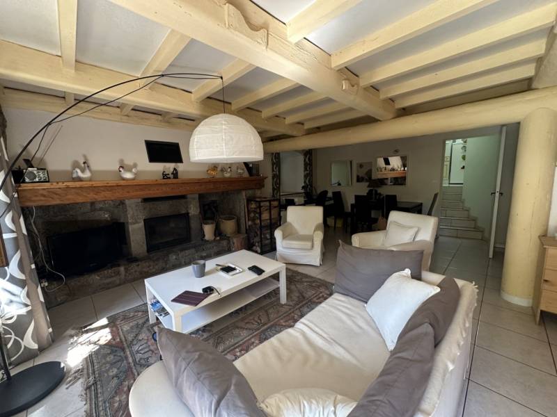 Coquette maison en pierre mitoyenne en campagne du Chambon sur Lignon