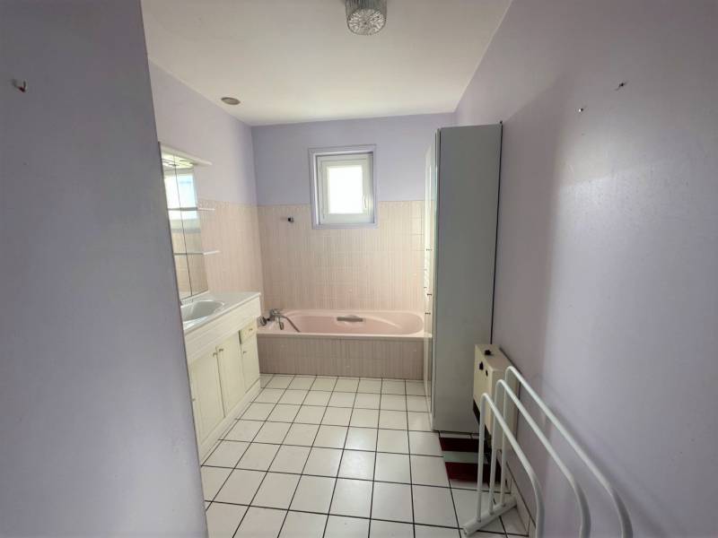 Maison à rafraichir avec dépendances, proche du village de Tence