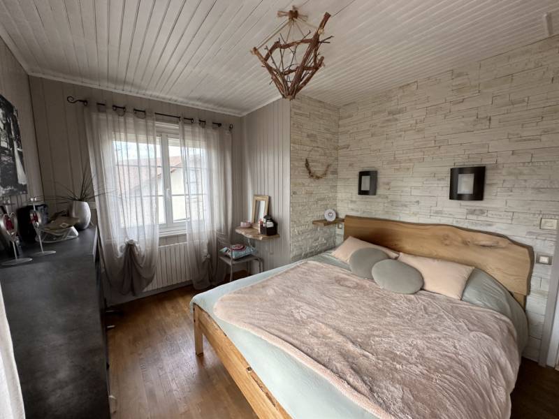 Maison des années 70 rénovée avec dépendances au Mazet Saint Voy