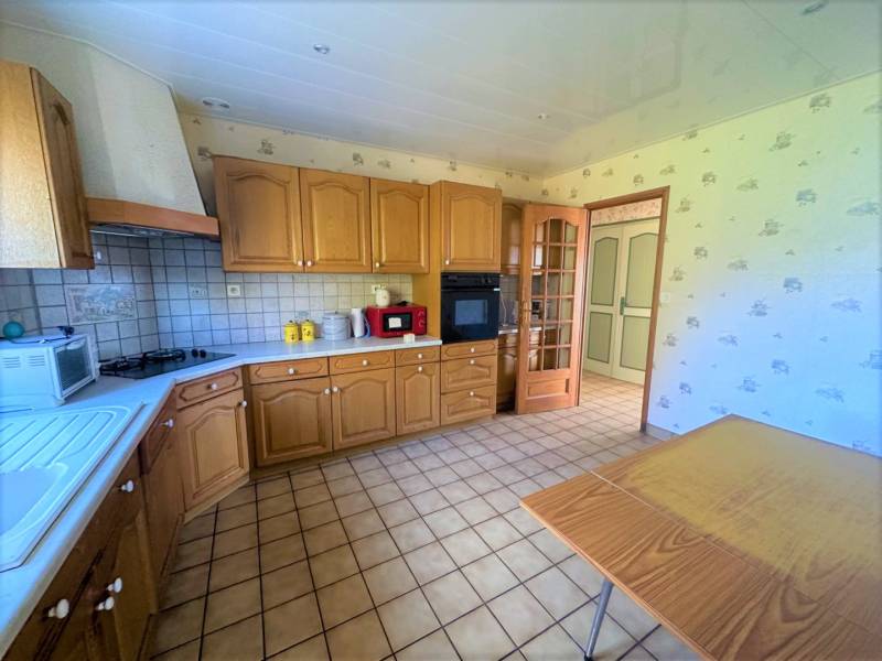 Maison à rafraichir avec dépendances, proche du village de Tence