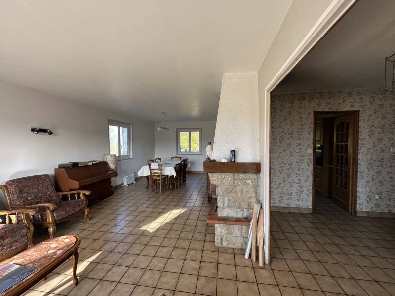 Maison à rafraichir avec dépendances, proche du village de Tence