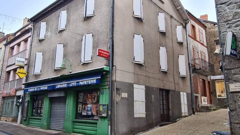 Immeuble à rénover au centre du village de Saint Agrève