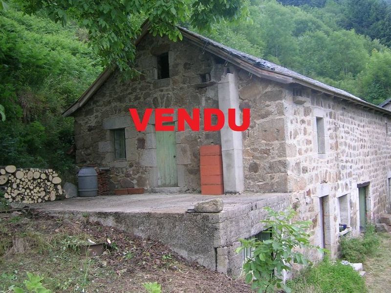 Ferme à rénover St Agrève 2Ha9 de terrain. A rénover.