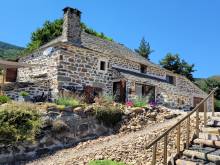 Splendide propriété isolée avec vue à 360°, source, rivière à La Rochette