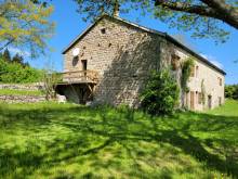 EXCEPTIONNEL ! Ferme avec plus de 13.5 hectares et étang proche du centre du village du Chambon sur Lignon