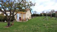 Maison de plain pied avec garage et jardin à Raucoules