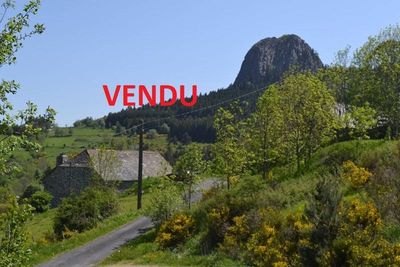 Borée En partie rénovée. Vue. Cachet. Environ 4Ha de terrain.