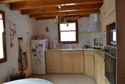 Maison 100m². Proximité village. Terrain non clos. Cheminée, garage.