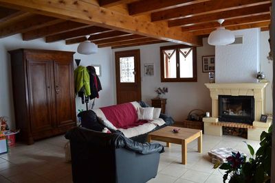 Maison 100m². Proximité village. Terrain non clos. Cheminée, garage.