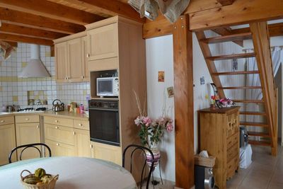 Maison 100m². Proximité village. Terrain non clos. Cheminée, garage.