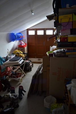 Maison 100m². Proximité village. Terrain non clos. Cheminée, garage.