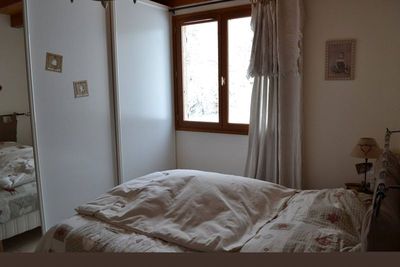 Maison 100m². Proximité village. Terrain non clos. Cheminée, garage.