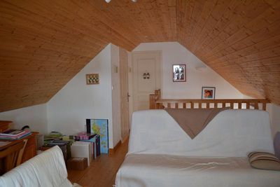 Maison 100m². Proximité village. Terrain non clos. Cheminée, garage.