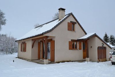 Maison 100m². Proximité village. Terrain non clos. Cheminée, garage.