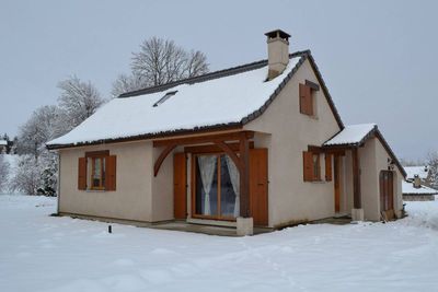 Maison 100m². Proximité village. Terrain non clos. Cheminée, garage.