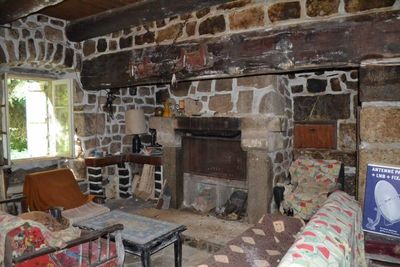 Corps de ferme, isolé au milieu des bois, à rénover entièrement proche de Tence