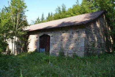 Corps de ferme, isolé au milieu des bois, à rénover entièrement dans le 43