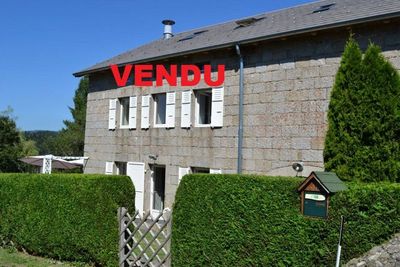 Corps de ferme dans hameau le Mazet St Voy