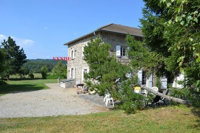 Ferme en pierre. Vue sur les SUCS. Mazet St Voy