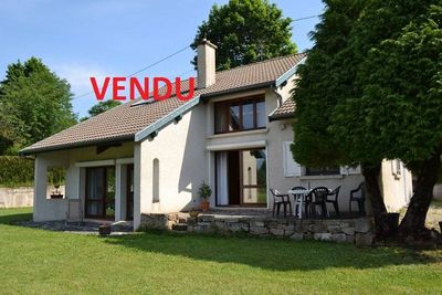 Maison à l'orée du village de St Agrève dans bel environnement campagnard