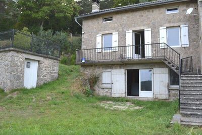 Maison en pierre mitoyenne avec très joli environnement Le Chambon sur Lignon