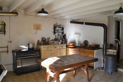 A vendre, ferme isolée avec 7800 m² de terrain à Saint Julien Molhesabate