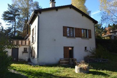 Le Chambon sur Lignon. 4 chambres et un bureau. Proche centre ville. Terrain