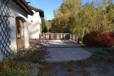 Le Chambon sur Lignon. 4 chambres et un bureau. Proche centre ville. Terrain