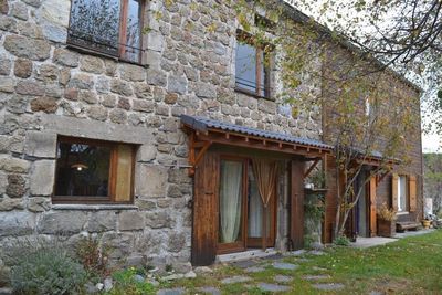 Entre Le Chambon et St Agrève, ferme rénovée. Potentiel à exploiter. Gîte. Habitable immédiatement.