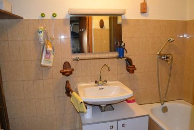 Saint Front. Maison de village en partie rénovée