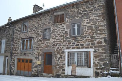 Saint Front. Maison de village en partie rénovée