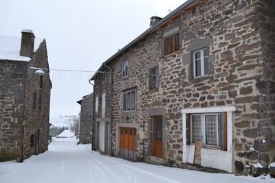Saint Front. Maison de village en partie rénovée