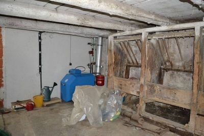 Campagne de St Jeures. Ancienne ferme. 3.5 Ha de terrain.