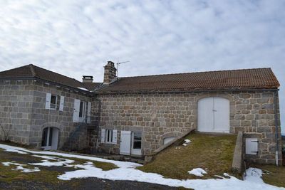 Campagne de St Jeures. Ancienne ferme. 3.5 Ha de terrain.