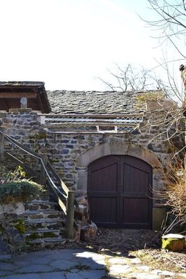 Maison 280m² et nombreuses possibilités. Terrasse.