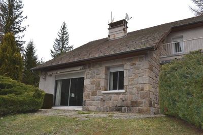 3km du Chambon sur Lignon. Environnement agréable. 4300m² de terrain.