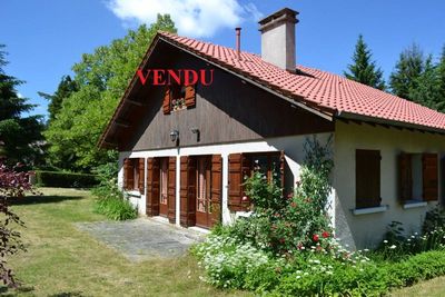 Campagne de Tence. Charmante petite maison dans joli parc arboré.