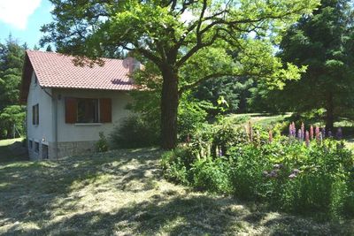Campagne de Tence. Charmante petite maison dans joli parc arboré.