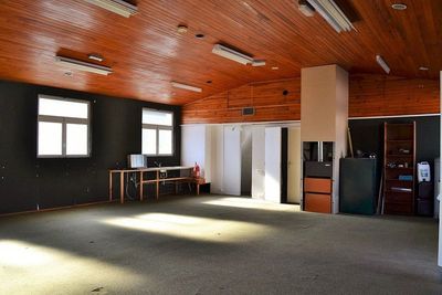 St Agrève Ancien entrepôt à réhabiliter. 100m². Plain pied