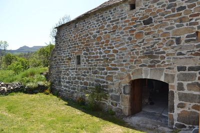 Borée En partie rénovée. Vue. Cachet. Environ 4Ha de terrain.